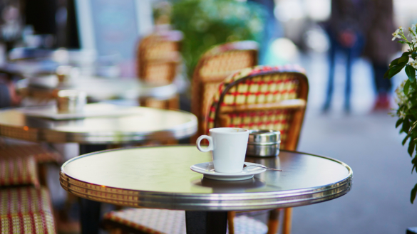 Regeringen: Förbjud rökning på uteserveringar och lekplatser